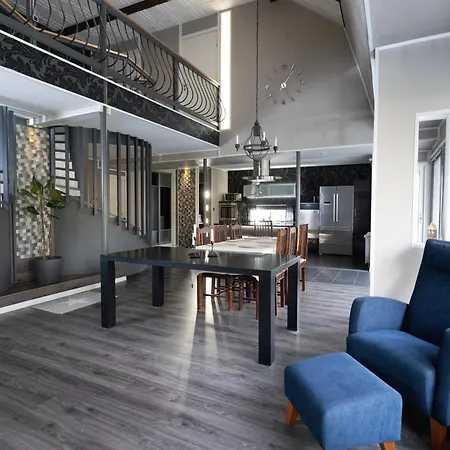 La Casa 300m2, 3-floor, Ac, Billiards & Cinema Huoneisto *