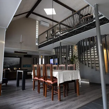 Huoneisto La Casa 300m2, 3-floor, Ac, Billiards & Cinema *