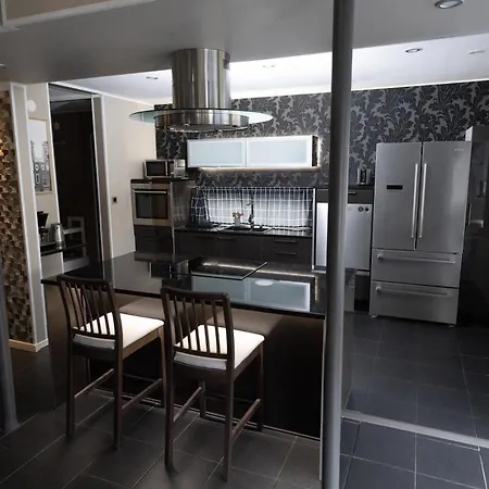 La Casa 300m2, 3-floor, Ac, Billiards & Cinema Apartment *