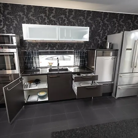 Apartment La Casa 300m2, 3-floor, Ac, Billiards & Cinema *